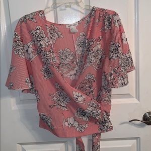 Beautiful  tie in the back top